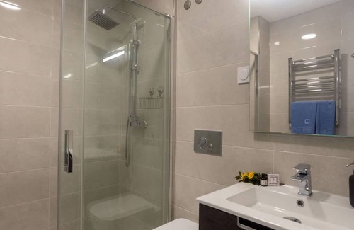 Palhais Apartment | Beautiful apartment for 4 people with WIFI, A/C, TV and balcony