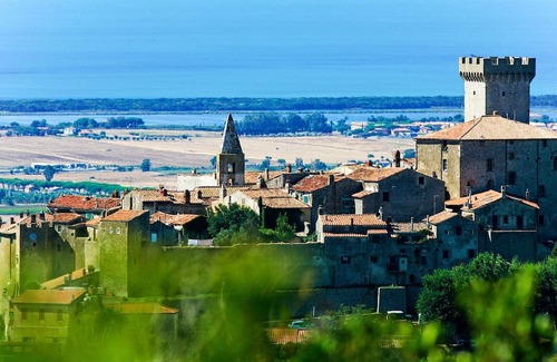 Pescia Romana Apartment | Lovely apartment for 6 people with pool, WIFI, patio, pets allowed and parking