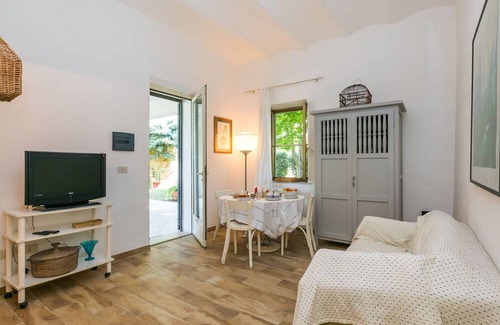 Pescia Romana Apartment | Lovely apartment for 6 people with pool, WIFI, patio, pets allowed and parking