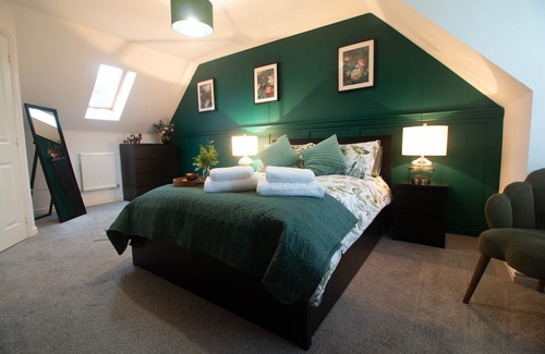 Llanfoist House | 4 Bedroom Town House sleeps 8