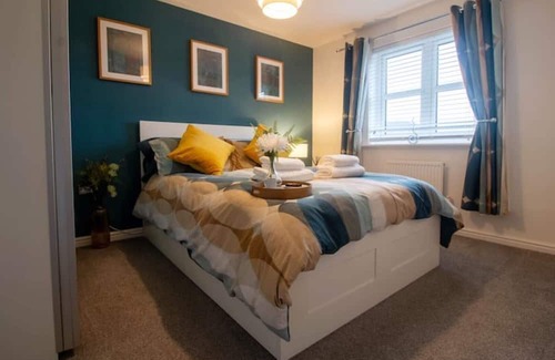 Llanfoist House | 4 Bedroom Town House sleeps 8