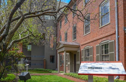 Old Port House | A Place to Unwind, Unplug, and Recharge! Pet-friendly Property, Free Breakfast!