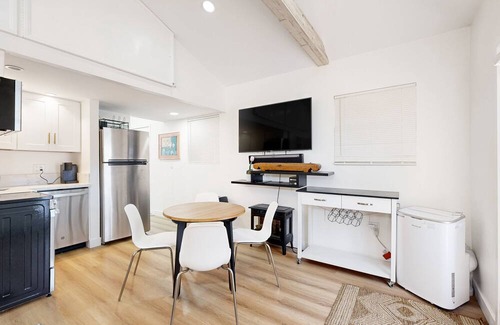 Park Mesa Heights House | Tranquil Escape in Baldwin Hills: Sauna, Fire Pit, and Rooftop Terrace