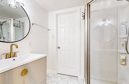 Park Mesa Heights House | Tranquil Escape in Baldwin Hills: Sauna, Fire Pit, and Rooftop Terrace