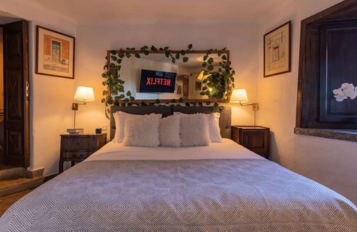 Sintra House | Lux 300 years Smart Palace w/Gym, Jacuzi & Snooker