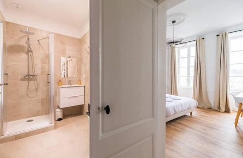 Guingamp Apartment | Logement D'exception : 10 Chambres et Babyfoot