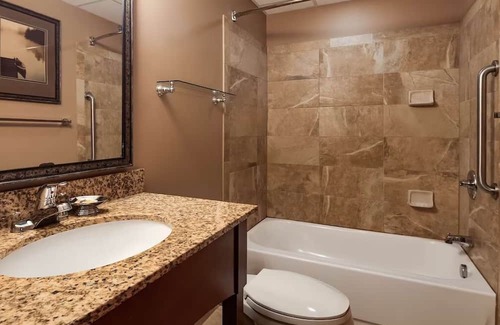 South Loop House | Bloomington Bliss: Elegant Stay with Free Wi-Fi & Breakfast Included