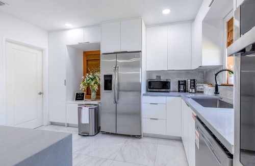 Coral Way Villa | Heavenly Escape: poolside heaven, King bed ,perfect location