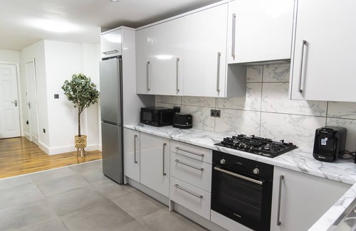 North Acton Apartment | Stylish 3 bed, sleeps 7, free parking