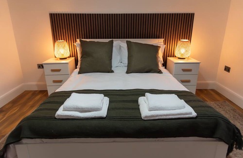 North Acton Apartment | Stylish 3 bed, sleeps 7, free parking