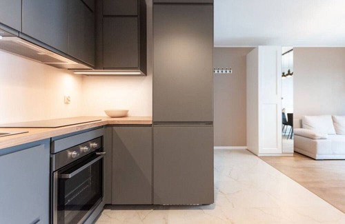 Czyzyny Apartment | Modern Apartment I Smart TV I Parking I Working Desk