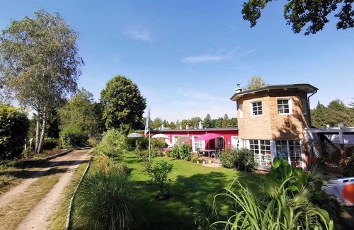 Joachimsthal House | Holiday Home 'Bungalow Lila 2 Schlafzimmer' with Private Terrace, Shared Garden and Wi-Fi