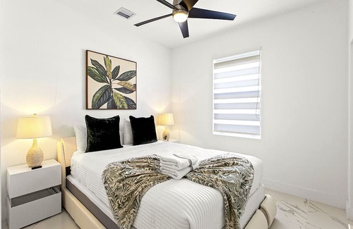 Homestead House | Modern house/sleeps 8/heated pool/lux backyard/Everglades/Keys