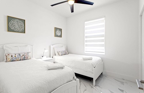 Homestead House | Modern house/sleeps 8/heated pool/lux backyard/Everglades/Keys