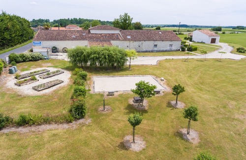 Brives-sur-Charente Bed & Breakfast | Les Roses Chambre Avec vue sur Jardin