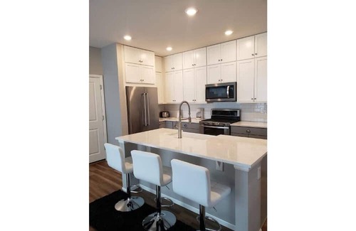 Aurora House | Upscale Home With Home Office - Non Smoking