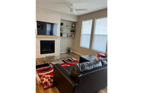 Aurora House | Upscale Home With Home Office - Non Smoking