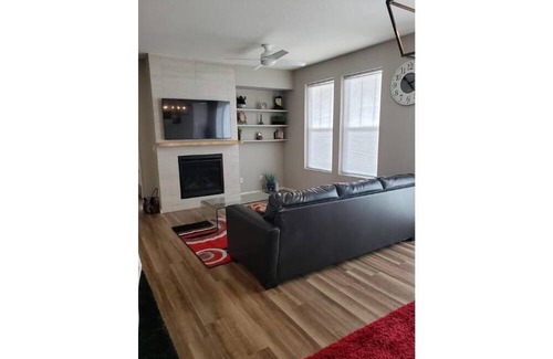 Aurora House | Upscale Home With Home Office - Non Smoking