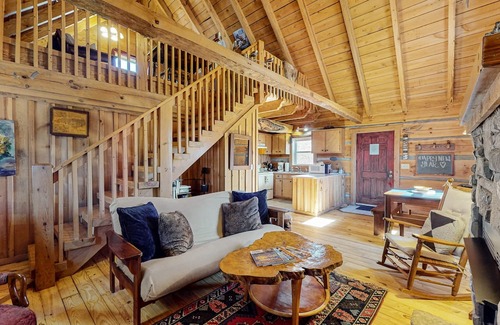 Vesta Cabin | Appalachian-style log cabin with amazing Dan River views - dog-friendly