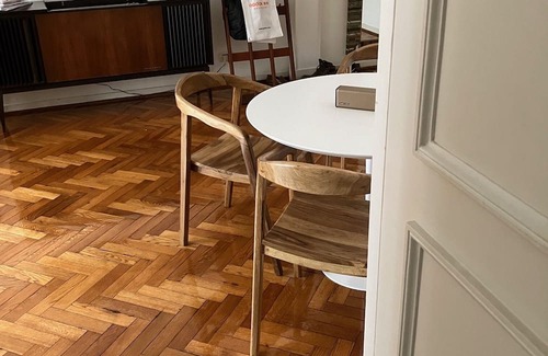 Pineyro Apartment | Cómodo Apartamento 4 Ambientes, Ubicado Cerca del Centro, Ideal Para Bibliófilos