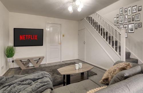 Radcliffe House | Large cosy house w/driveway 7pax