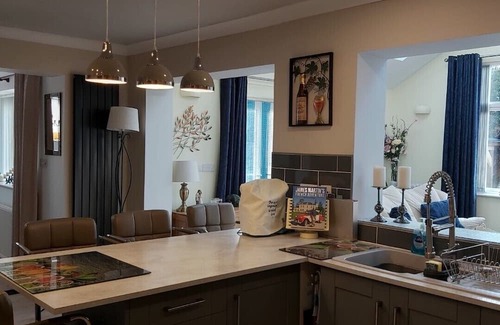 Chalford House | 3 Bedroom (Sleeps 6) Bungalow in Stroud