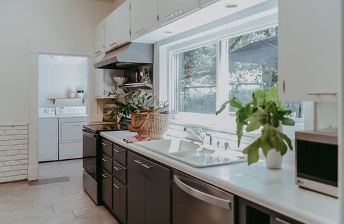 Hopland House | Idyllic wine country home with open layout, serene views, & alfresco dining