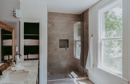 Hopland House | Idyllic wine country home with open layout, serene views, & alfresco dining