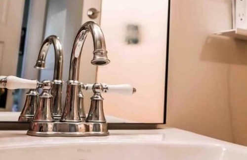 CUF House | New to VRBO, NOT new to Hosting! 5 Star Rated! Historic Central Home w/ a View