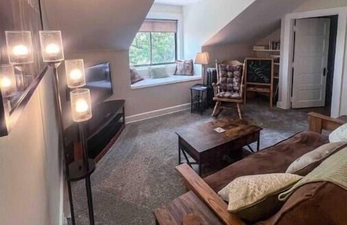 CUF House | New to VRBO, NOT new to Hosting! 5 Star Rated! Historic Central Home w/ a View