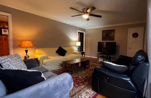 Clarksville House | Paris Master Suite w/ 2 Private Baths+Laundry
