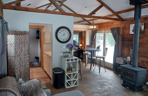 Pentwater Cabin | Cuddle up in this cozy cabin