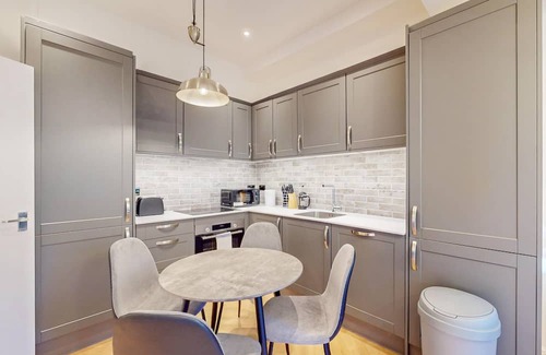 Kilburn Apartment | Stunning 3BD Apartment in Kilburn with an outdoor area