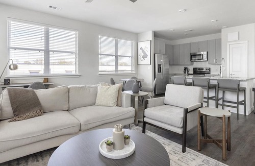 Spring Branch East Apartment | Modern Apartment in Prime Location (ID1403X427)