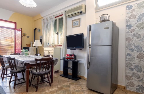 Torre Ovo Apartment | Apartment 'Casa Vacanze Le Barche Due' with Private Terrace and Air Conditioning