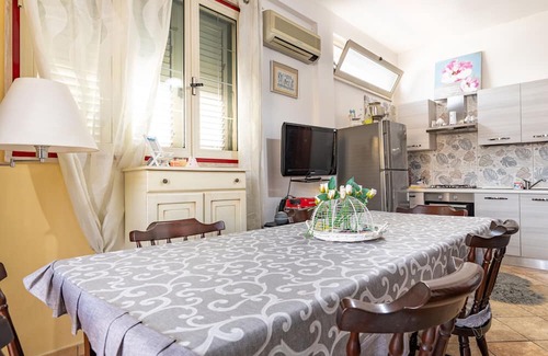 Torre Ovo Apartment | Apartment 'Casa Vacanze Le Barche Due' with Private Terrace and Air Conditioning