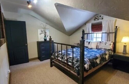 Rogers House | Happy Home - Rogers Purple/king mattress!