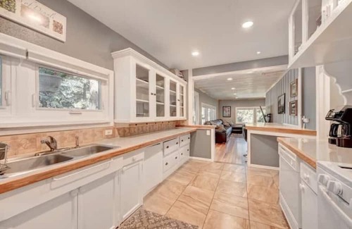 Evergreen Cabin | House in downtown Evergreen. 3 bedrooms, sleeps 7