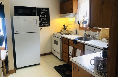 Plymouth House | Cozy ski home 7 minutes to killington gondola, 12 minutes Okemo. Pet friendly!