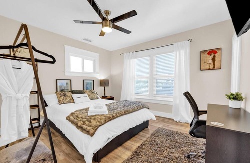 Golden Hill House | New! CoLiVilla 12 BD - Sleeps up to 21 Guests!