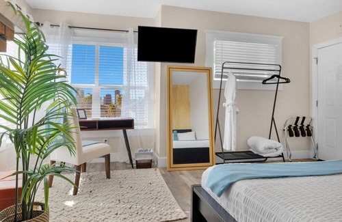 Golden Hill House | New! CoLiVilla 12 BD - Sleeps up to 21 Guests!