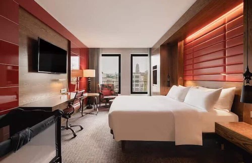 The Hague Center House | Enjoy Breathtaking Views Of The City | 2 Units w/ City Center Just A Short Walk