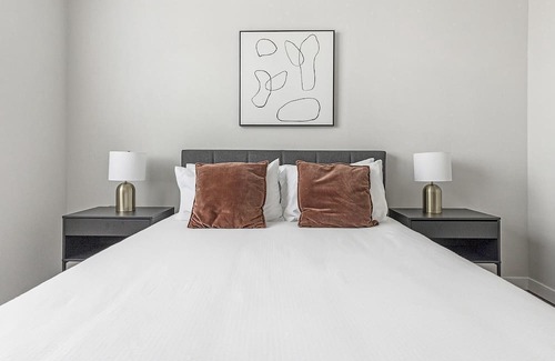 Spring Branch East Apartment | Modern Apartment in Prime Location (ID1403X426)