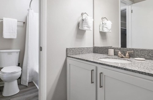Homewood Apartment | Modern Apartment in Prime Location (ID1403X449)