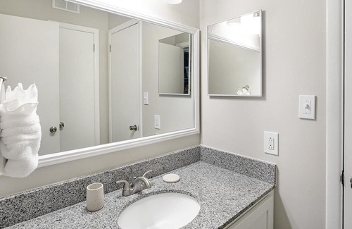 Homewood Apartment | Modern Apartment in Prime Location (ID1403X455)
