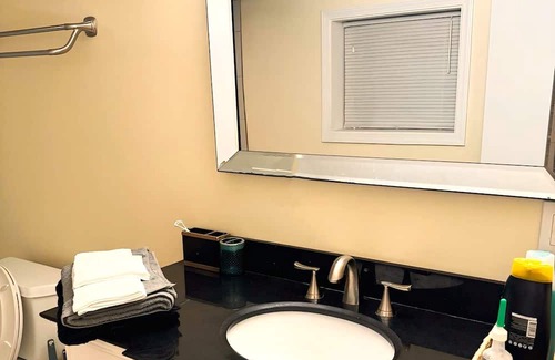 Roseland House | Step into luxury at our fully equipped, cozy 4/5 BR, a blend of style & comfort.