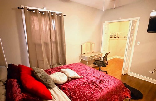 Roseland House | Step into luxury at our fully equipped, cozy 4/5 BR, a blend of style & comfort.