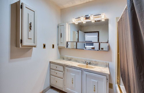 Wheeling Condo | Historic Wheeling Condo w/ Fireplace Near Museums!