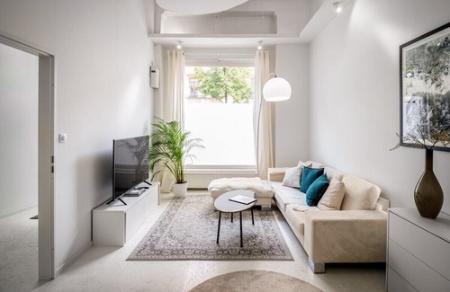 Mitte Apartment | Central Apartment with Home Cinema and Fireplace