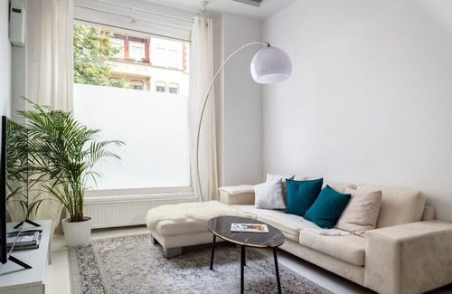 Mitte Apartment | Central Apartment with Home Cinema and Fireplace